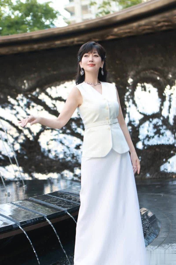 兴启网 赵雅芝71岁美照刷屏，她是怎么做到的？